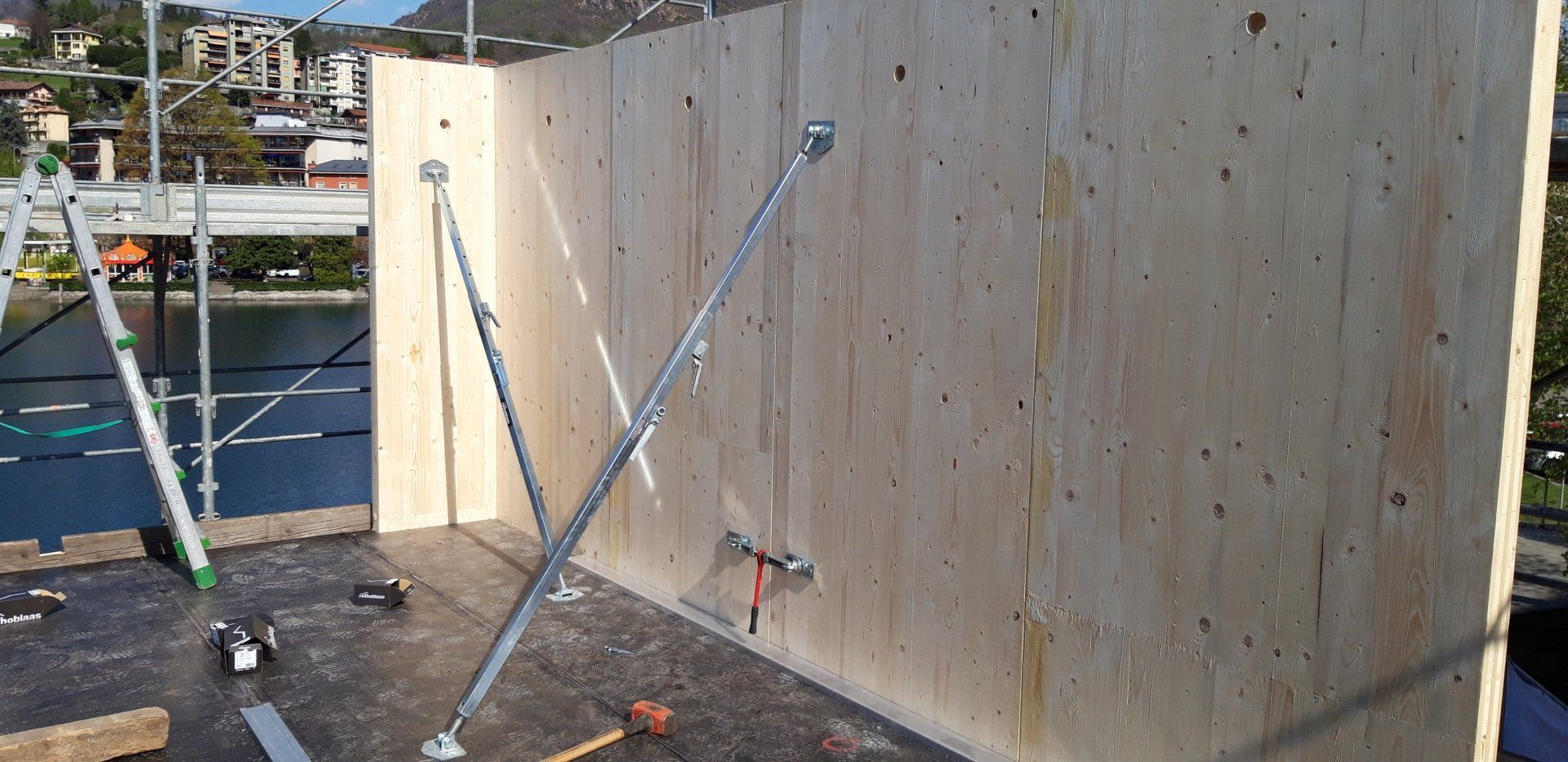 posa di una parete in legno