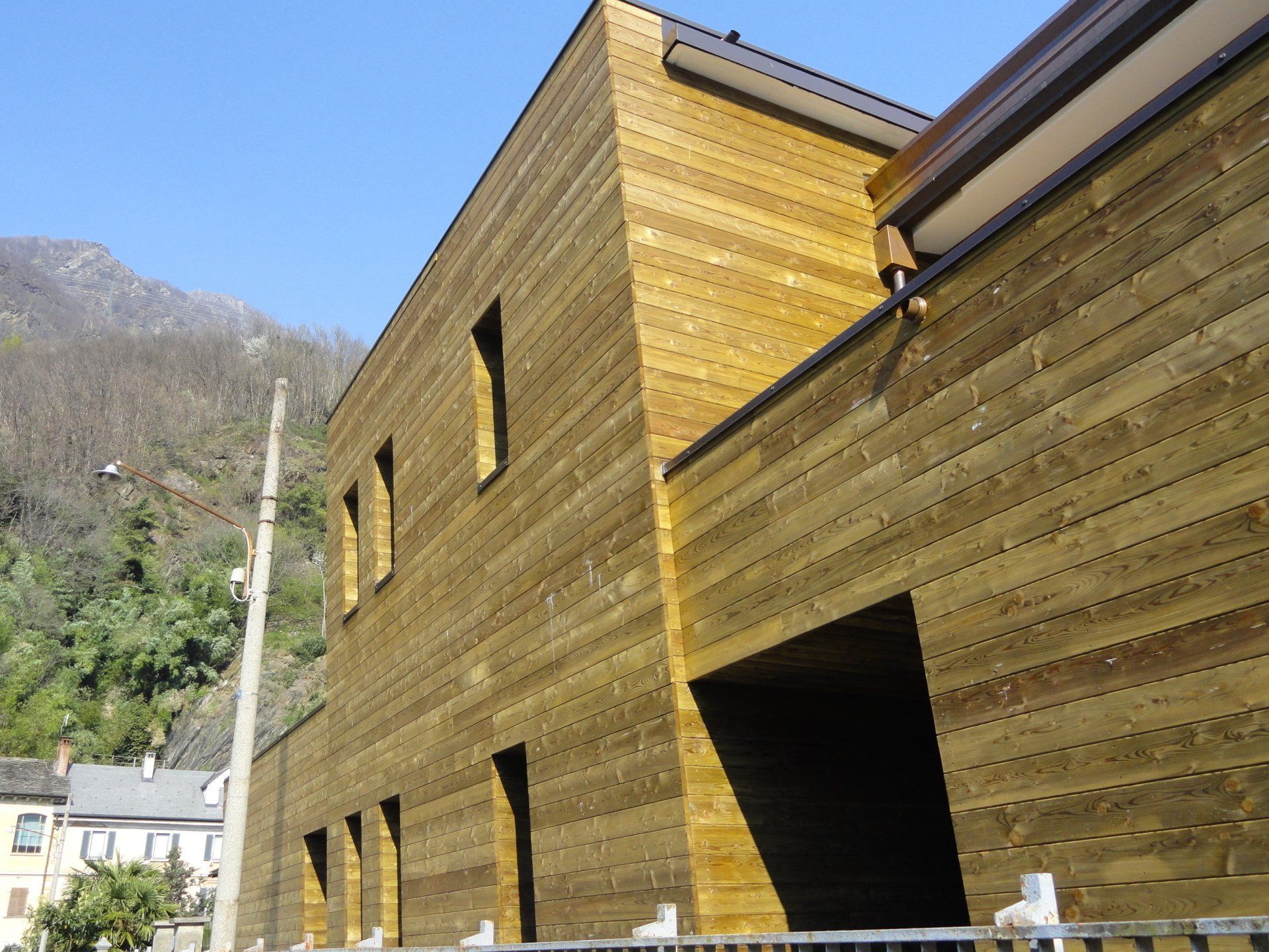 abitazione con pareti esterne in legno naturale