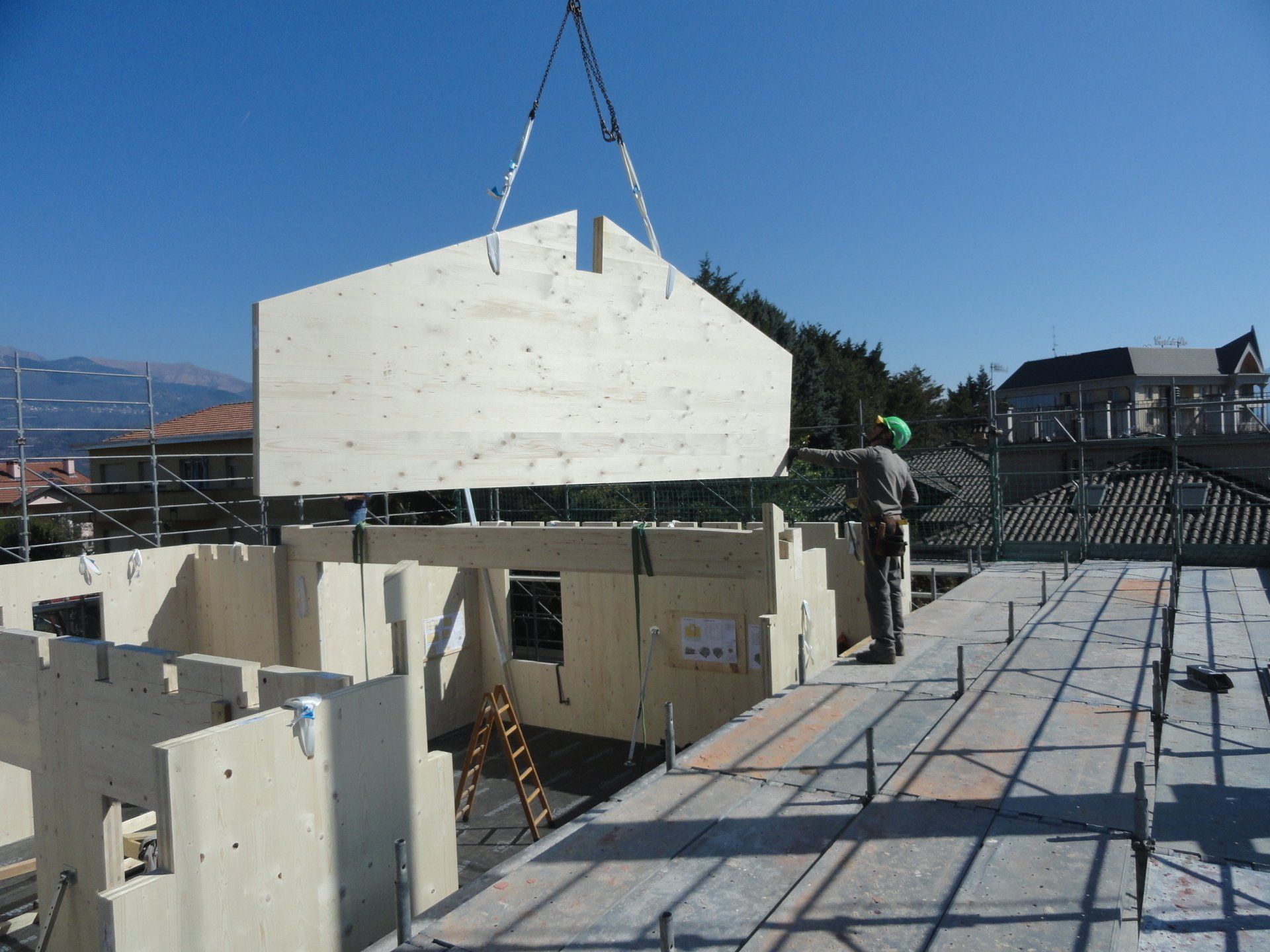 installazione di una parete in legno