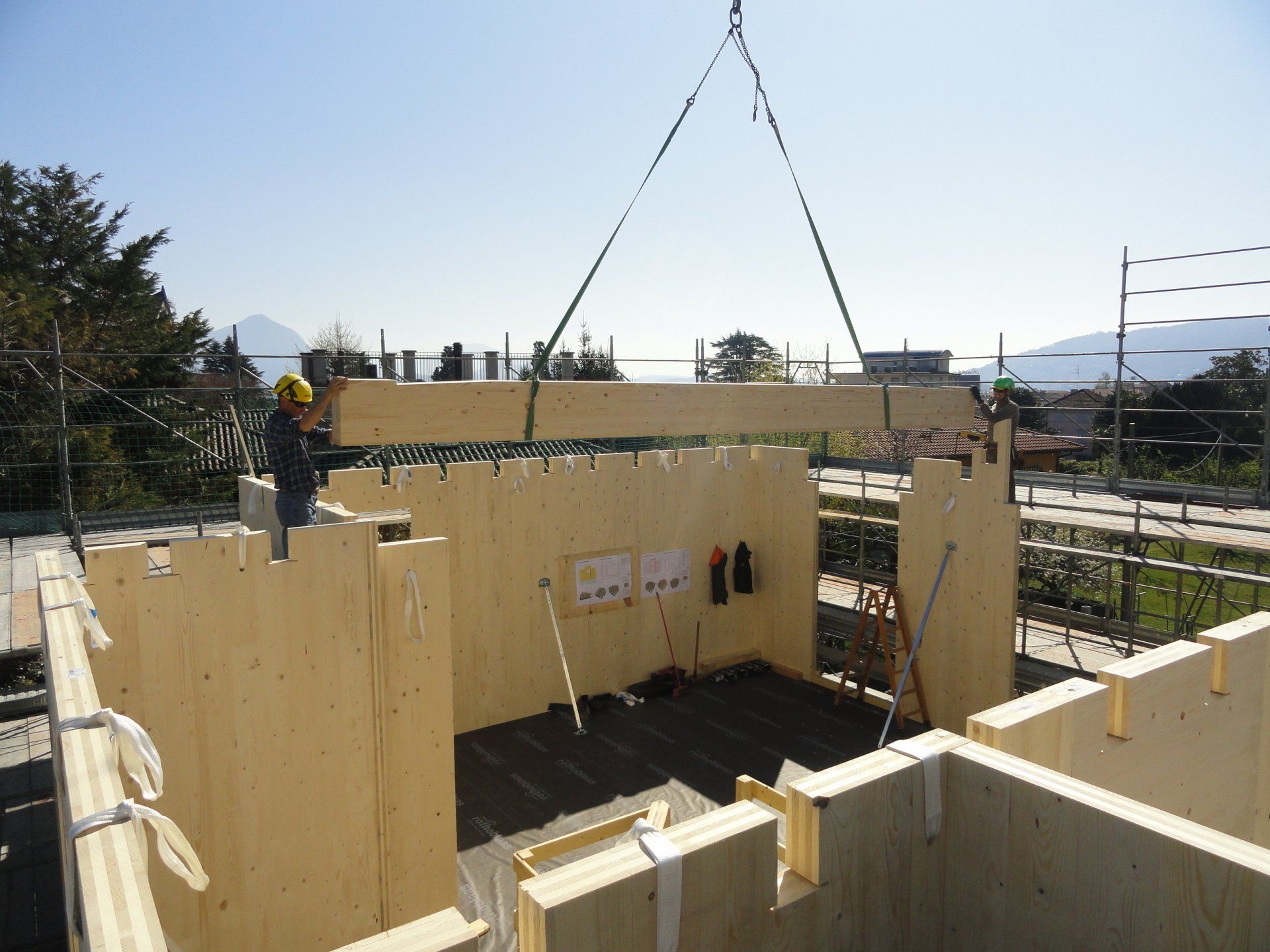 posa di pannelli in legno prefabbricati
