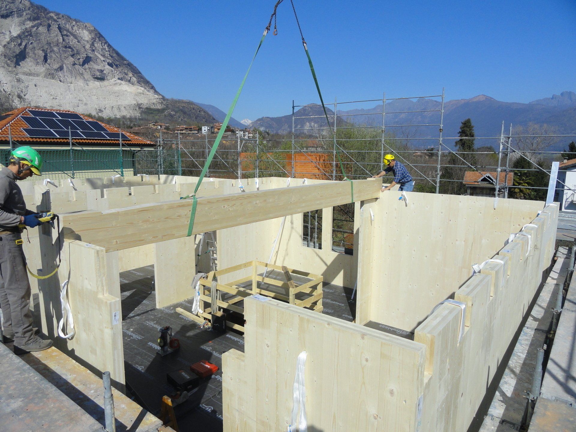 casa in legno con pannelli prefabbricati