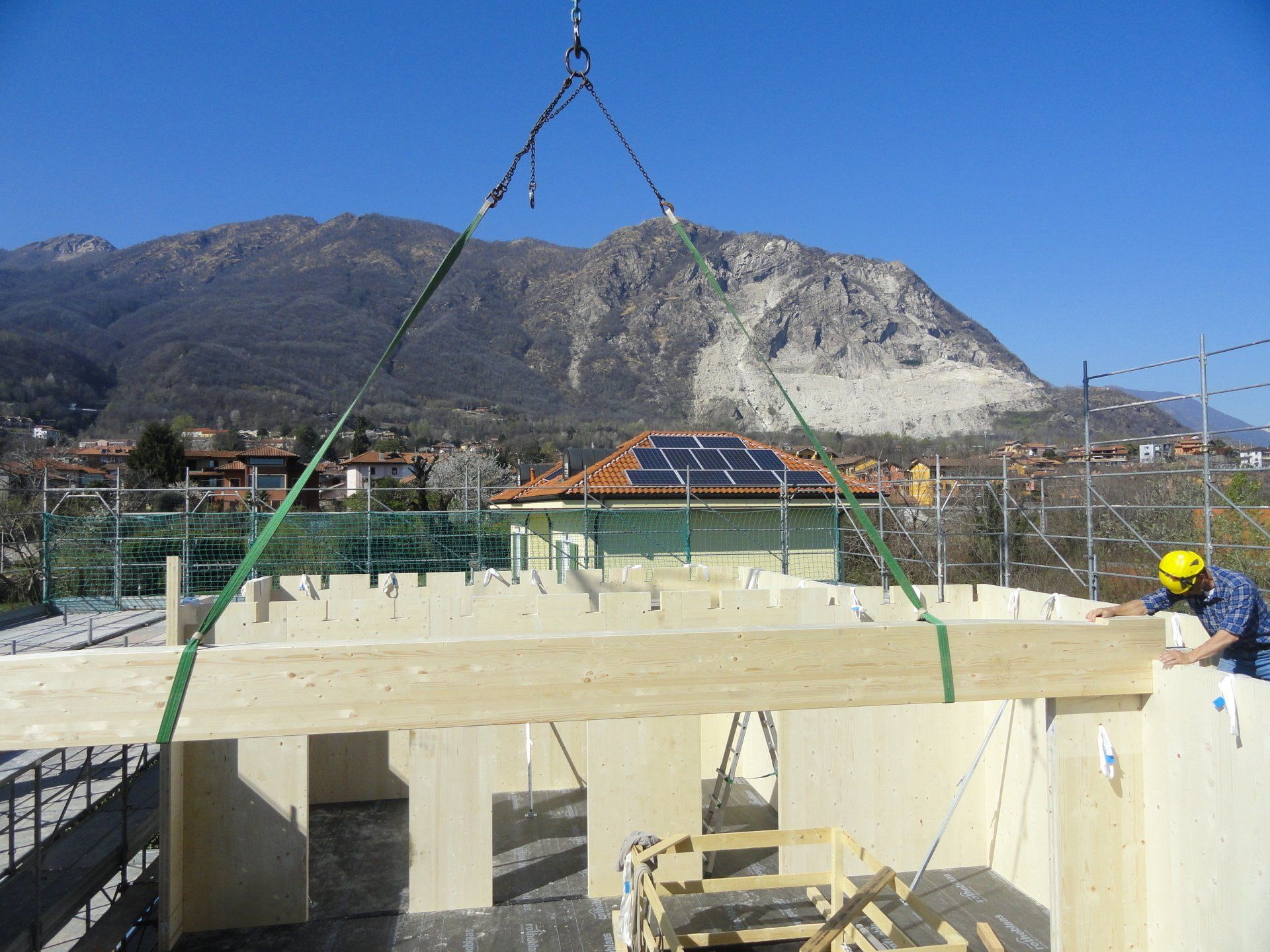 installazione di pannelli in legno per casa privata