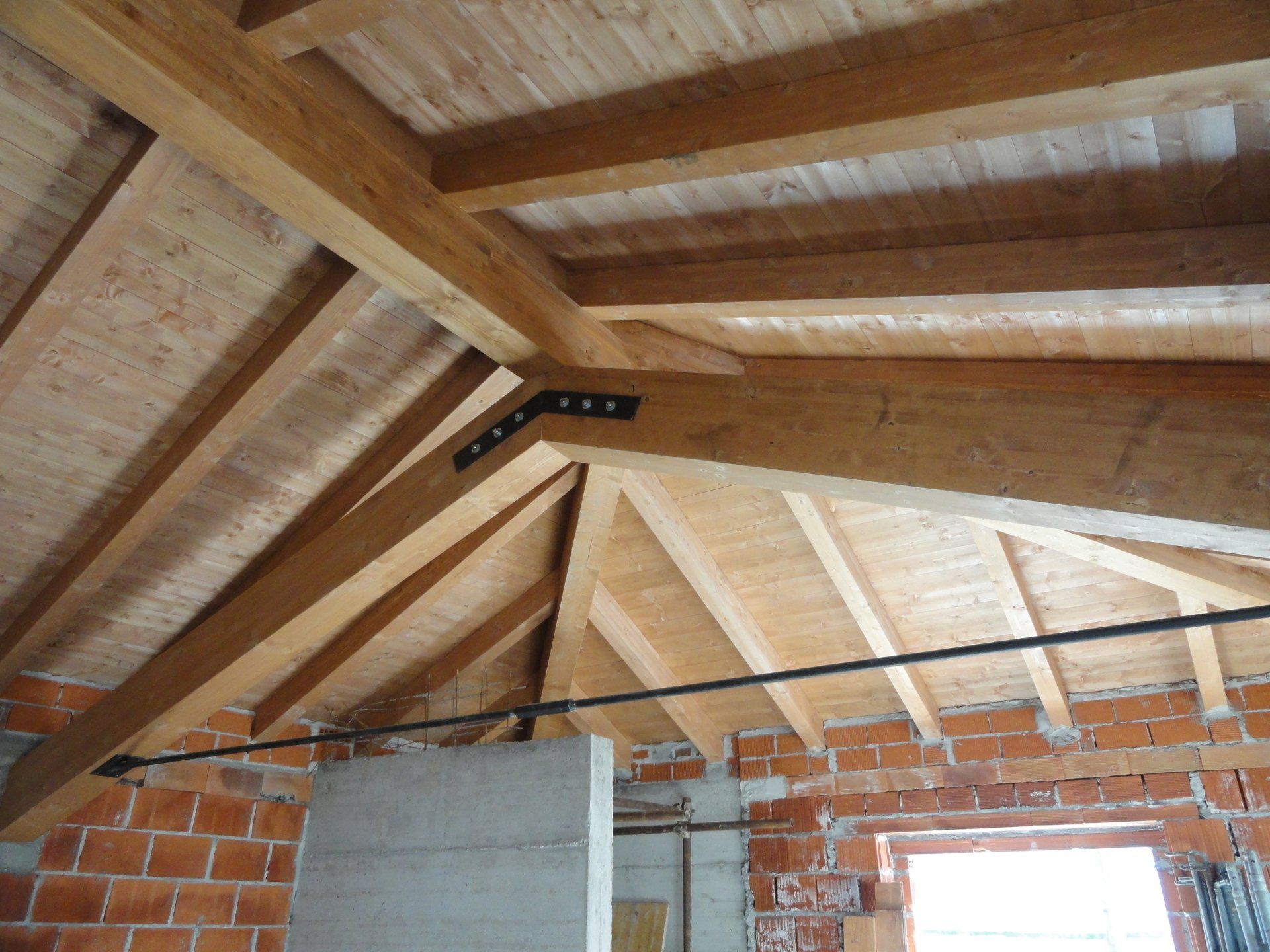 travi in legno su soffitto privato