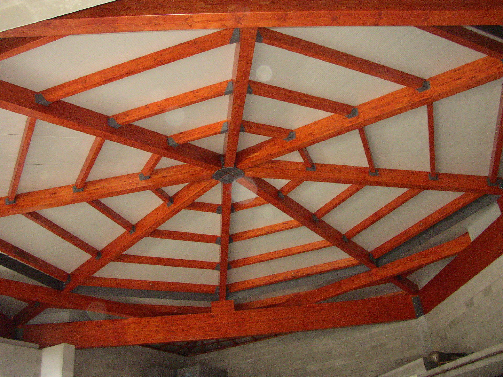 travi in legno per tetto a forma esagonale