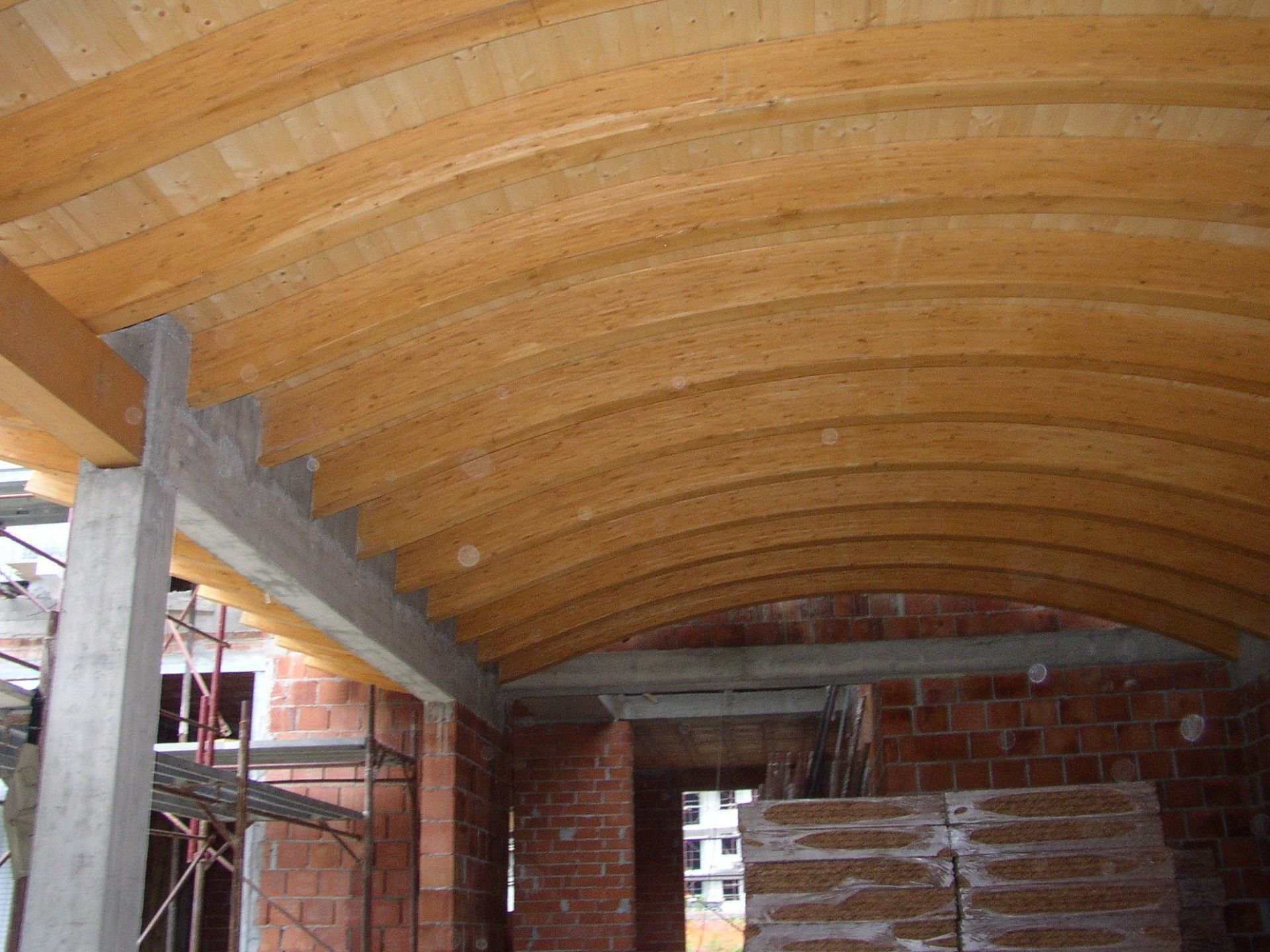 struttura in legno per soffitto ad arco