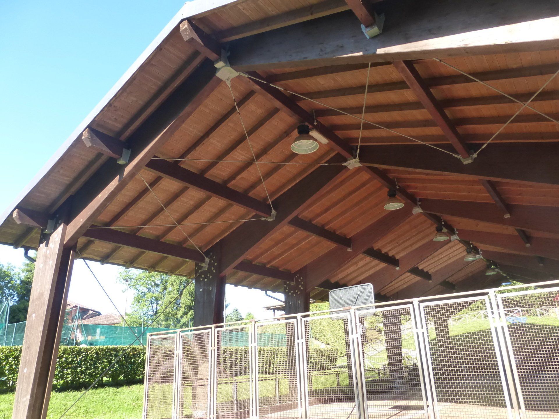 tetto di un capannone in legno