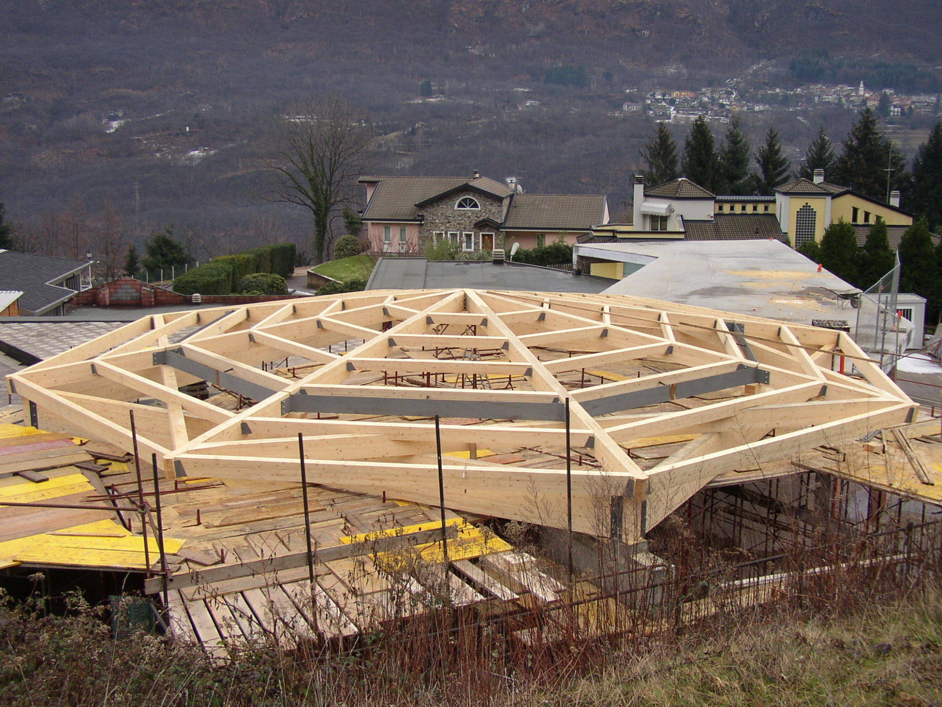 tetto a forma ottagonale in legno