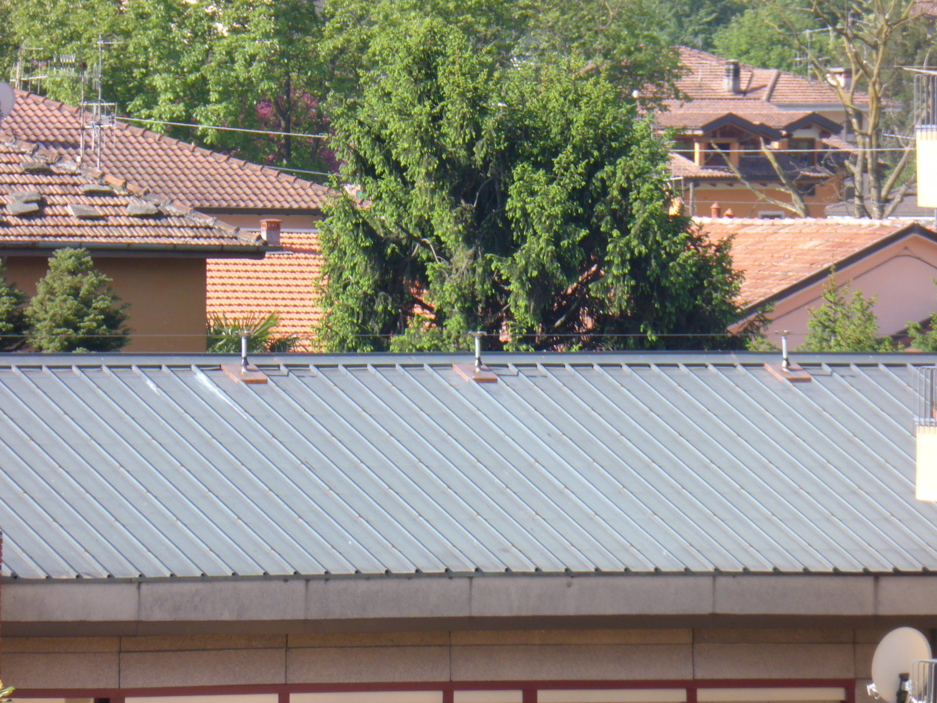 tetto di un edificio con sistemi anticaduta