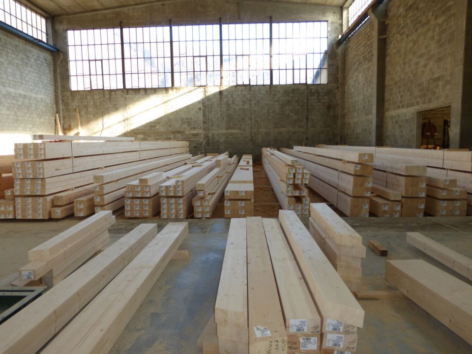 assi in legno nella falegnameria