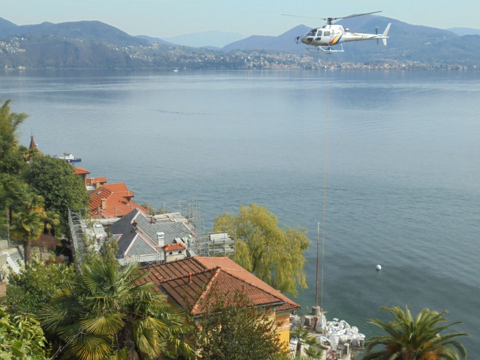 elicottero per trasporto di una struttura in legno
