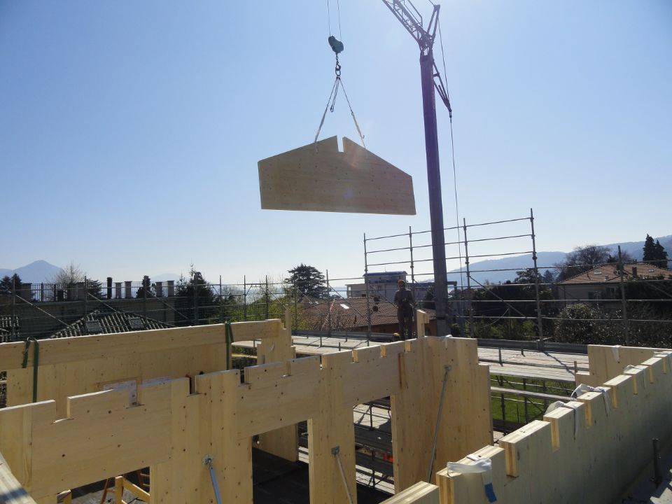 sollevamento e posa di una parete per casa in legno