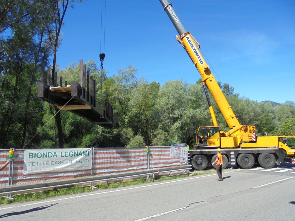 sollevamento e posa di una struttura in legno