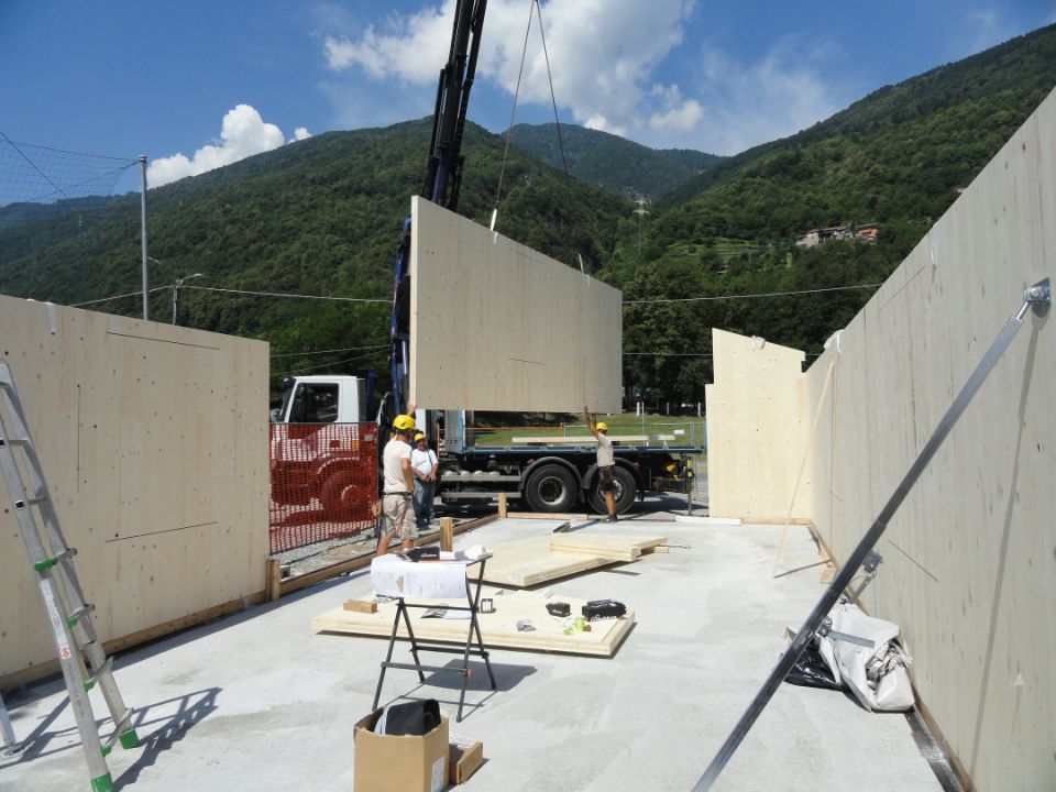 posa di una parete in legno per abitazione