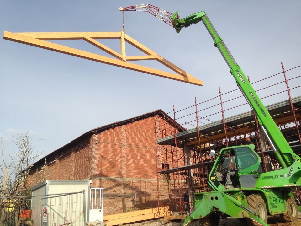 costruzione elemento in legno per tetto