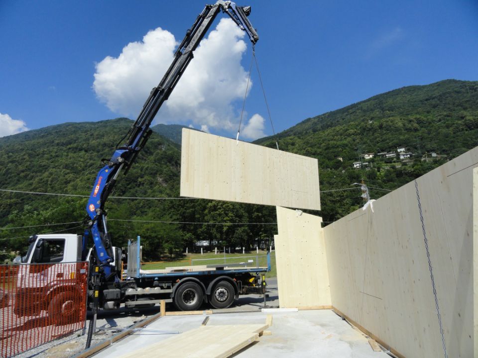 posa di una parete prefabbricata