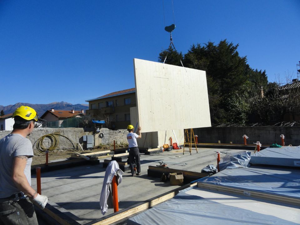 posa di una parete in legno