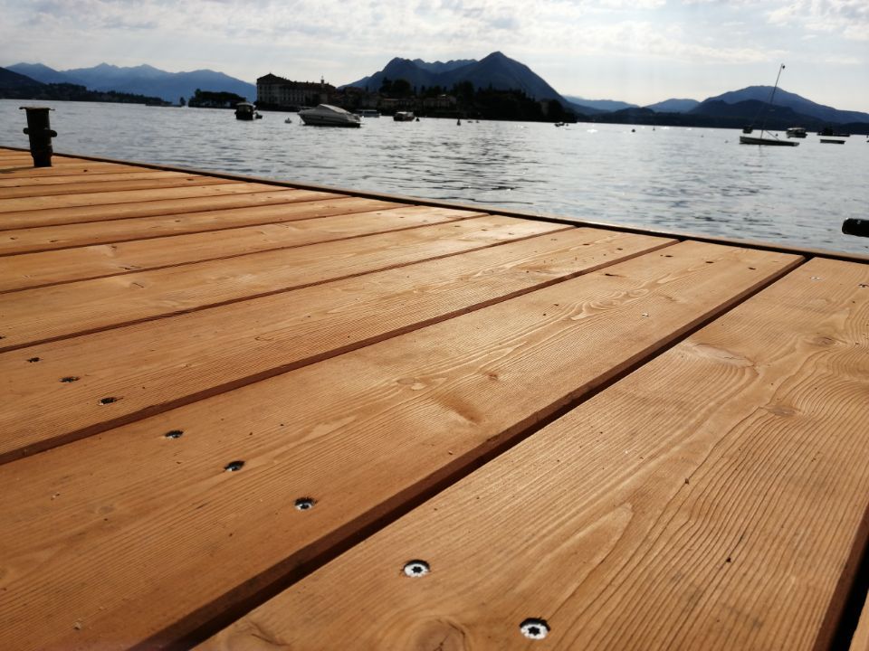 passerella lungolago in legno