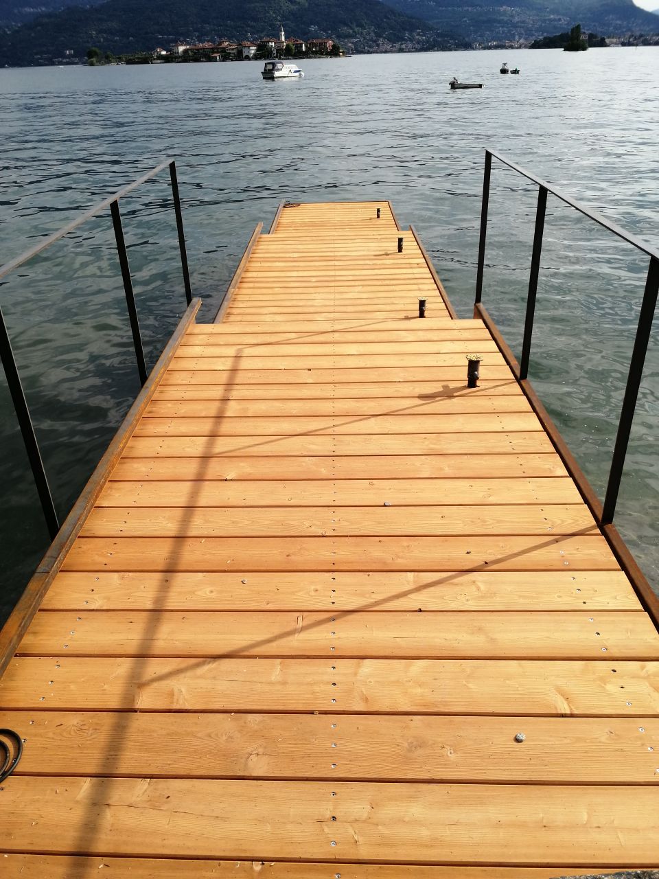 molo in legno a bordo lago