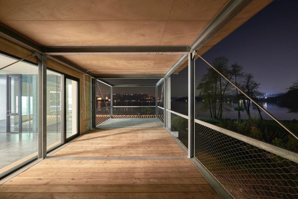 veranda con soffitto e pavimento in legno