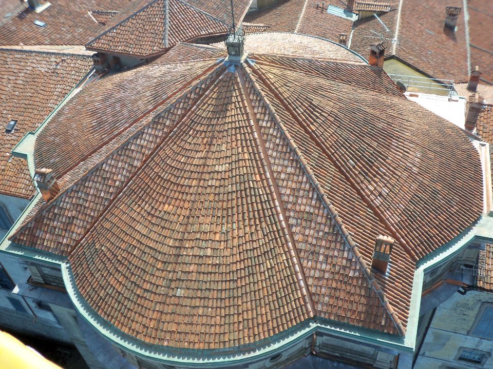 tetto con tegole per edificio storico