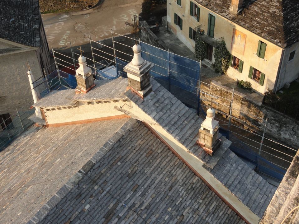 tetto in pietra di una chiesa