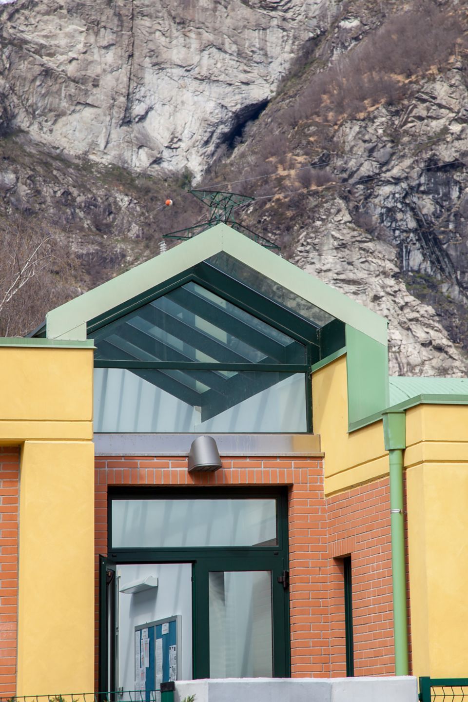 struttura con rivestimenti in laterizio