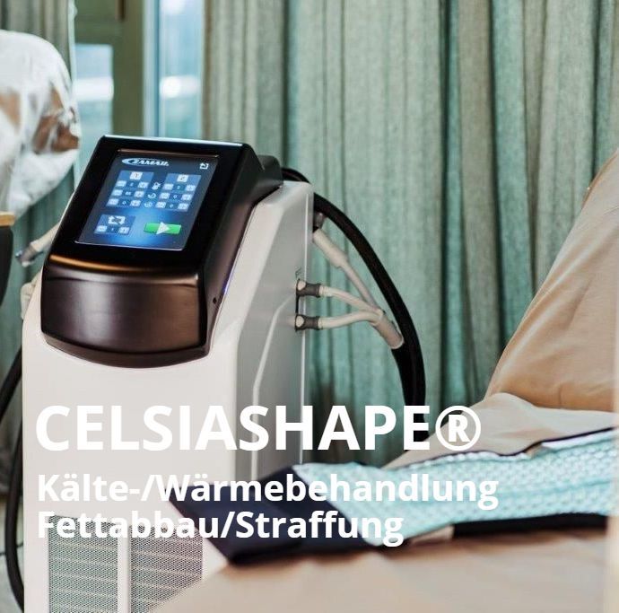 In einem Krankenhauszimmer steht eine Maschine auf einem Tisch neben einem Bett.