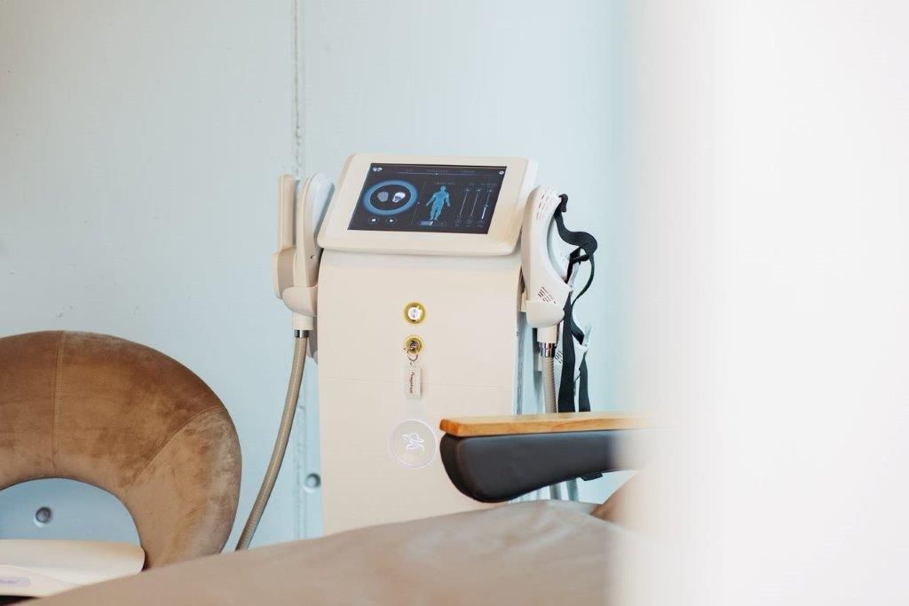 In einem Raum steht eine Maschine auf einem Tisch neben einem Stuhl.