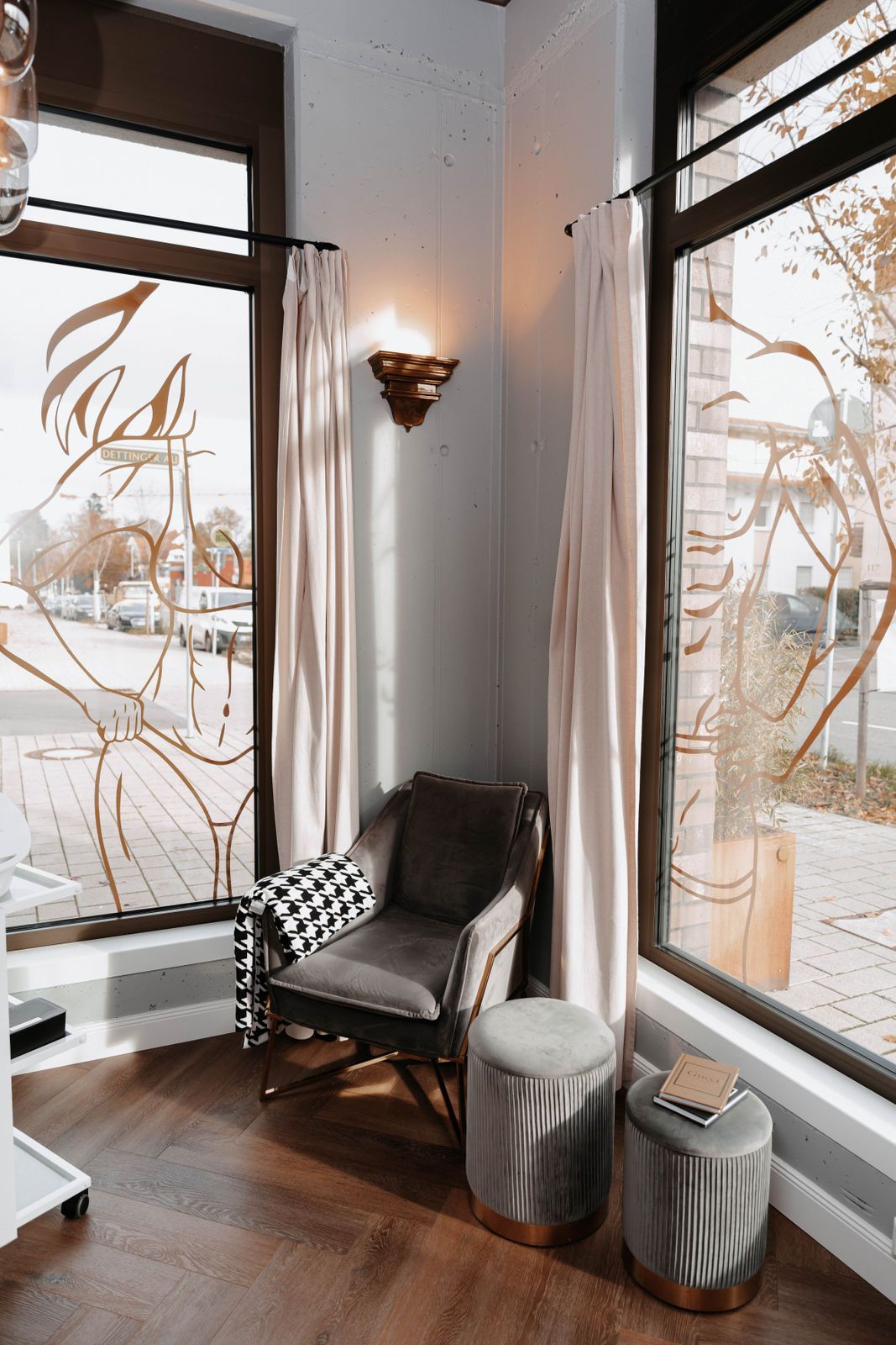 In einer Zimmerecke neben einem Fenster steht ein Stuhl.