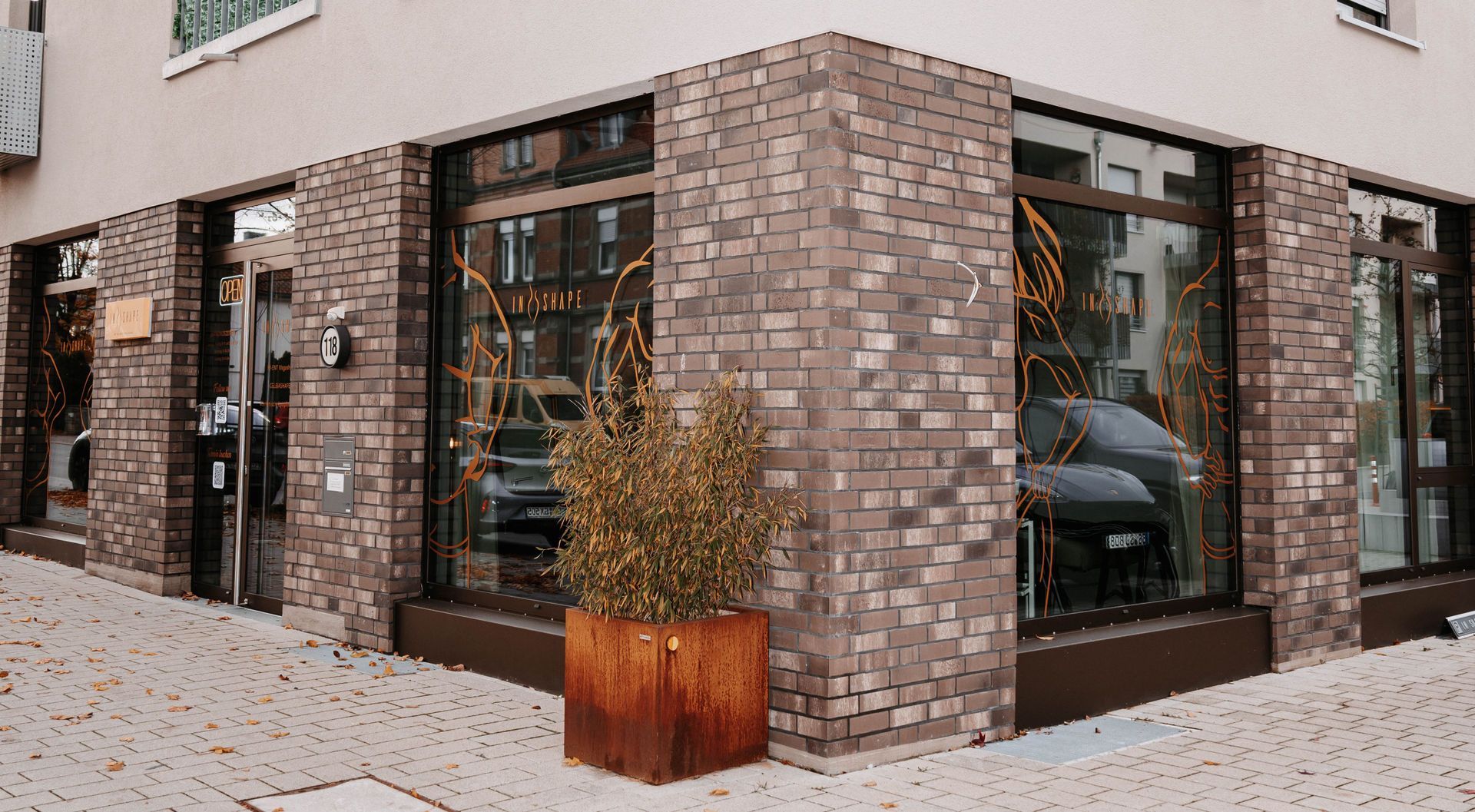 Ein Backsteingebäude mit einer Topfpflanze davor.