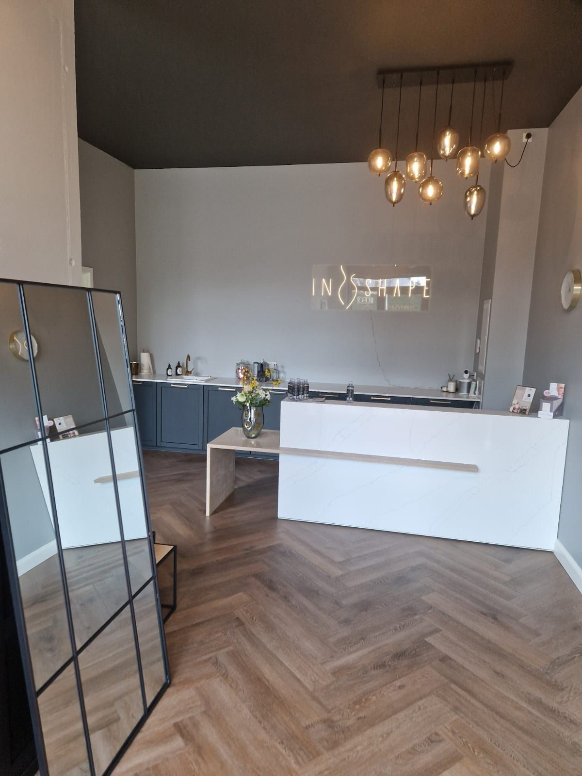 In der Mitte des Raumes befindet sich ein großer Spiegel.