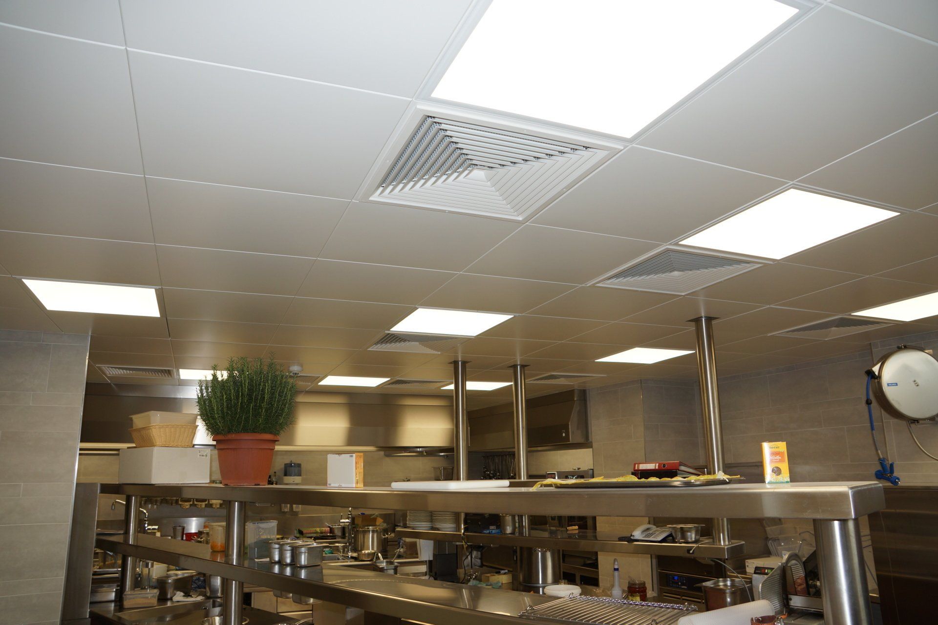 Riepl Lüftungsanlagenbau GmbH, Lüftungsdecken und Beleuchtung