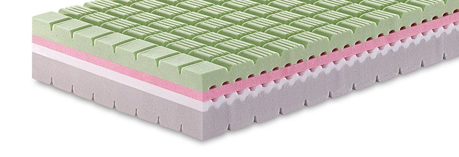 salone con tv e divani