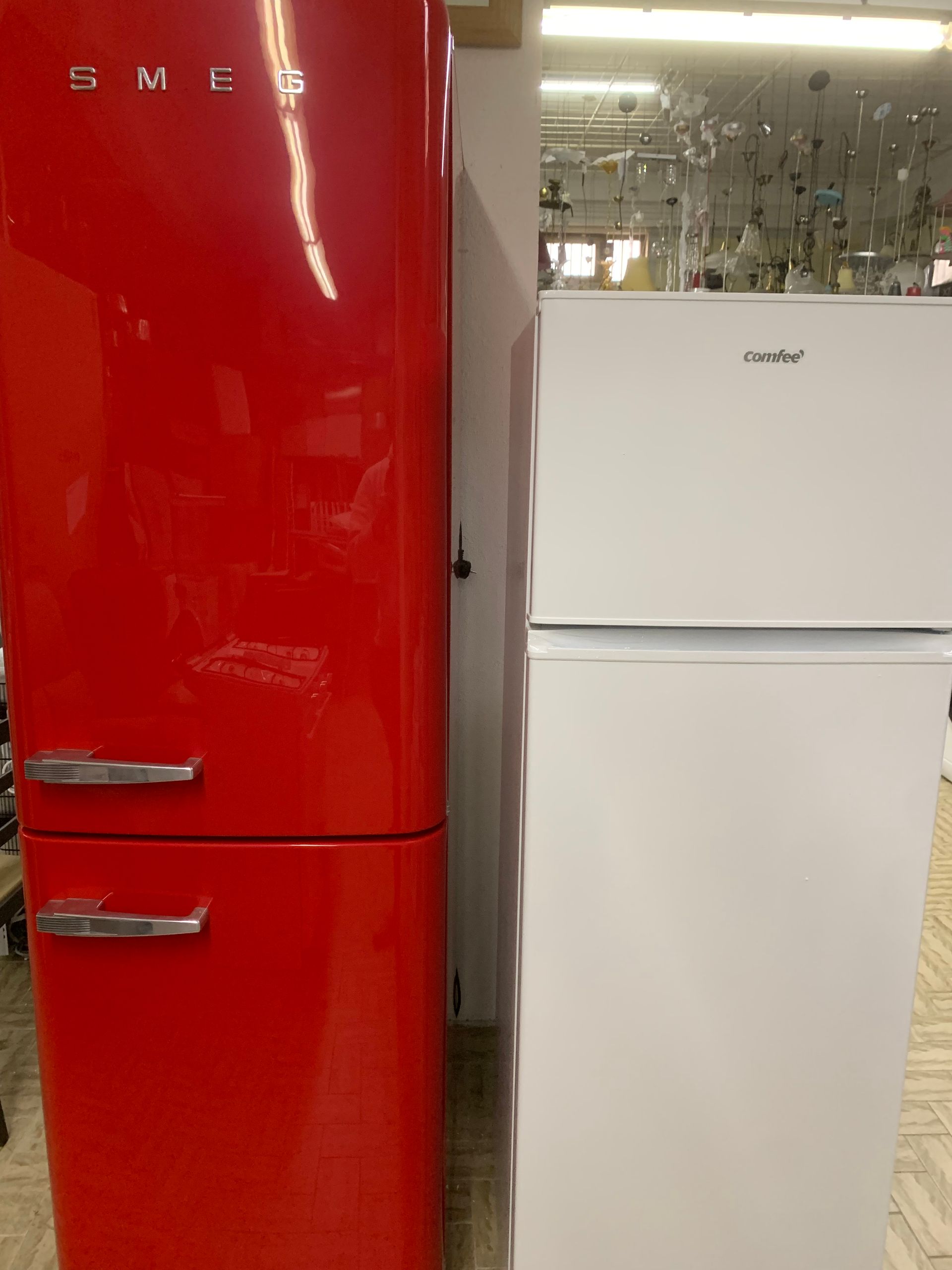 frigorifero rosso e frigorifero bianco
