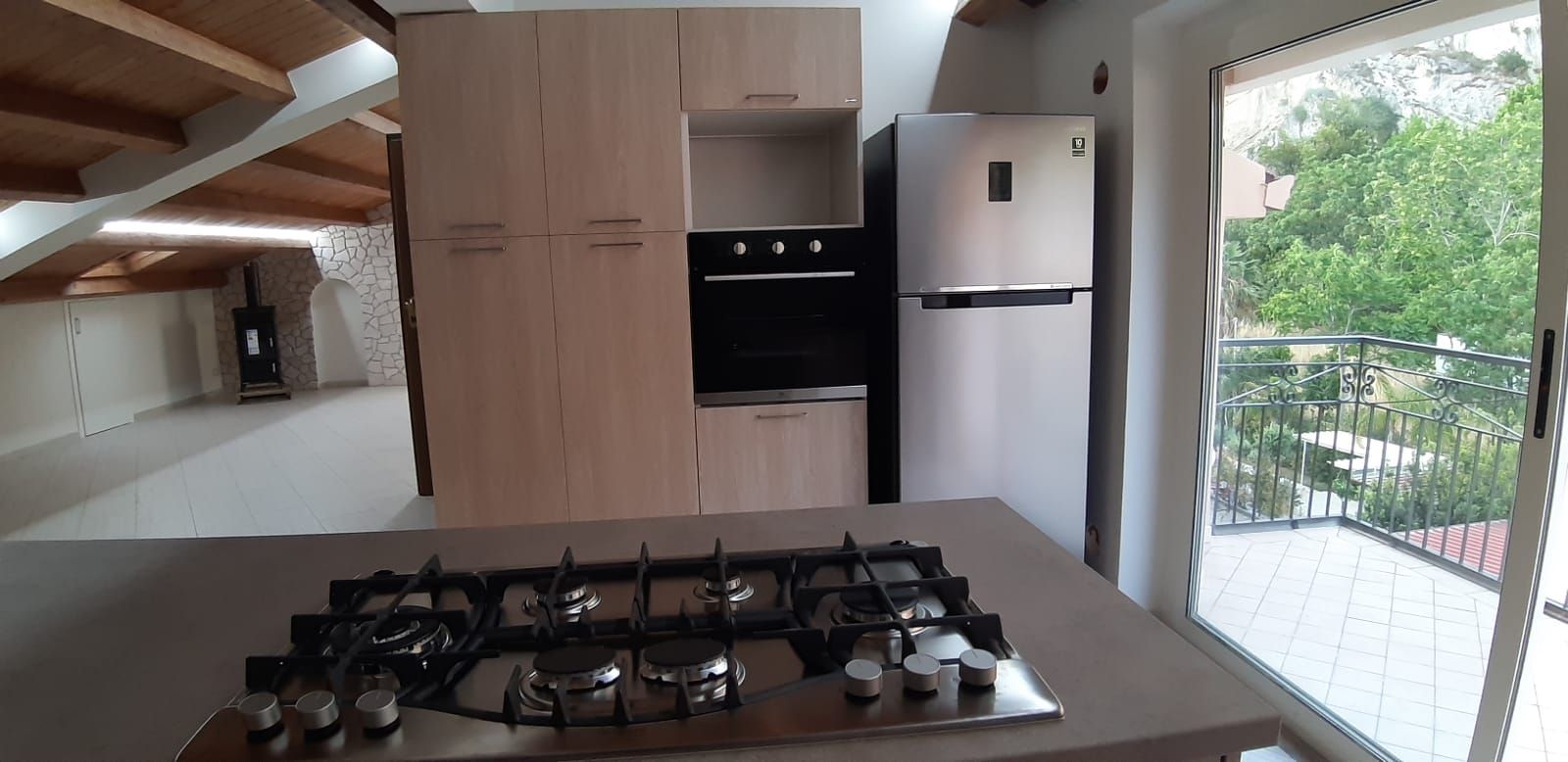 Cucina moderna con penisola per cucinare