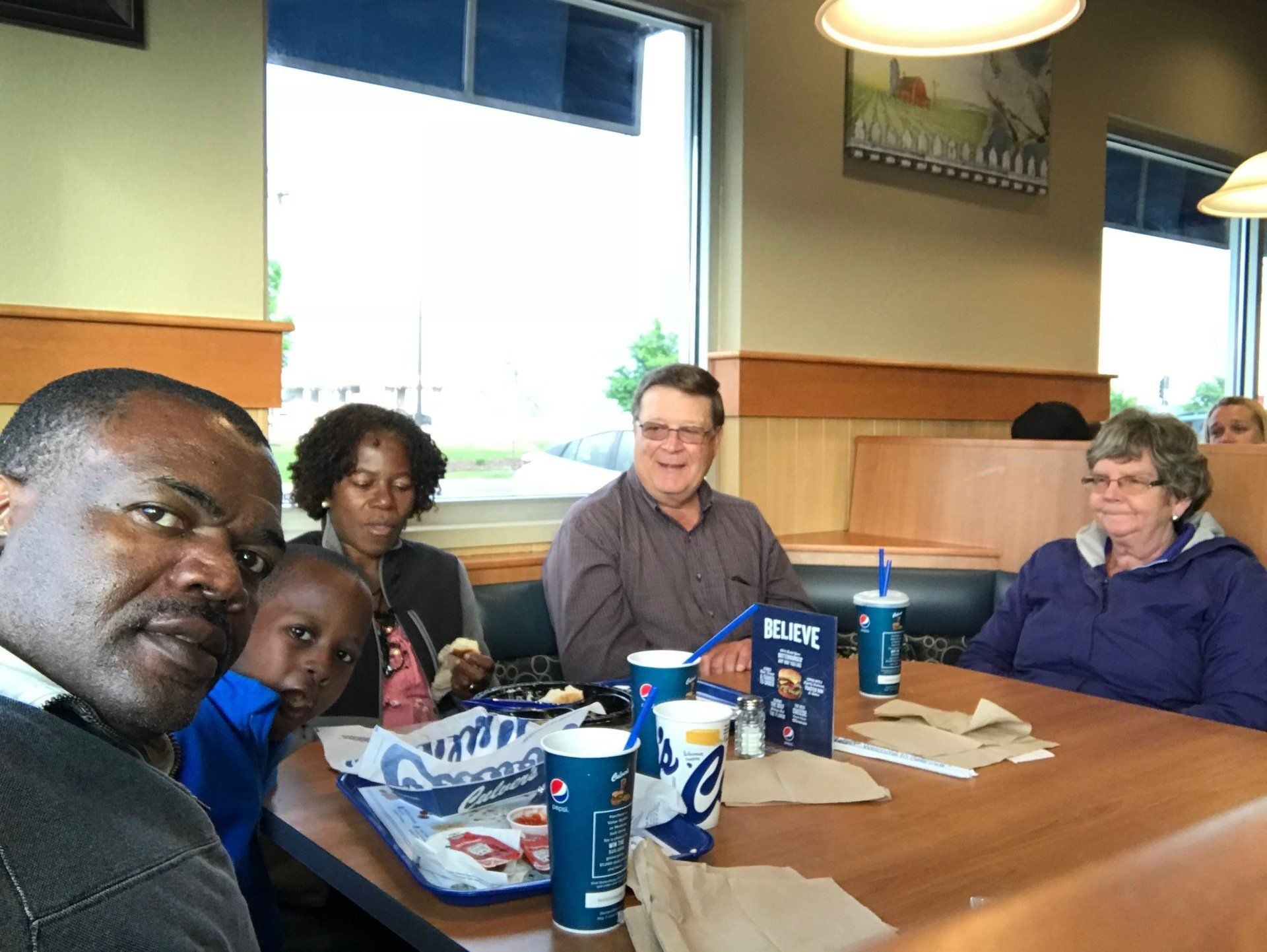 A group of people are sitting at a table in a restaurant.