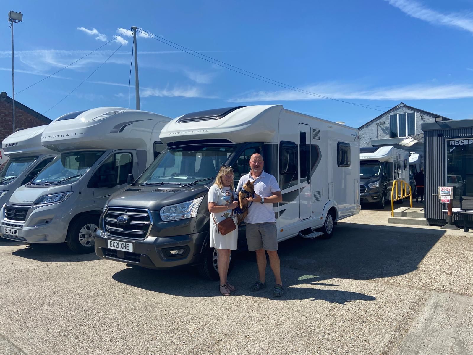 motorhome hire with kitchen and toilet