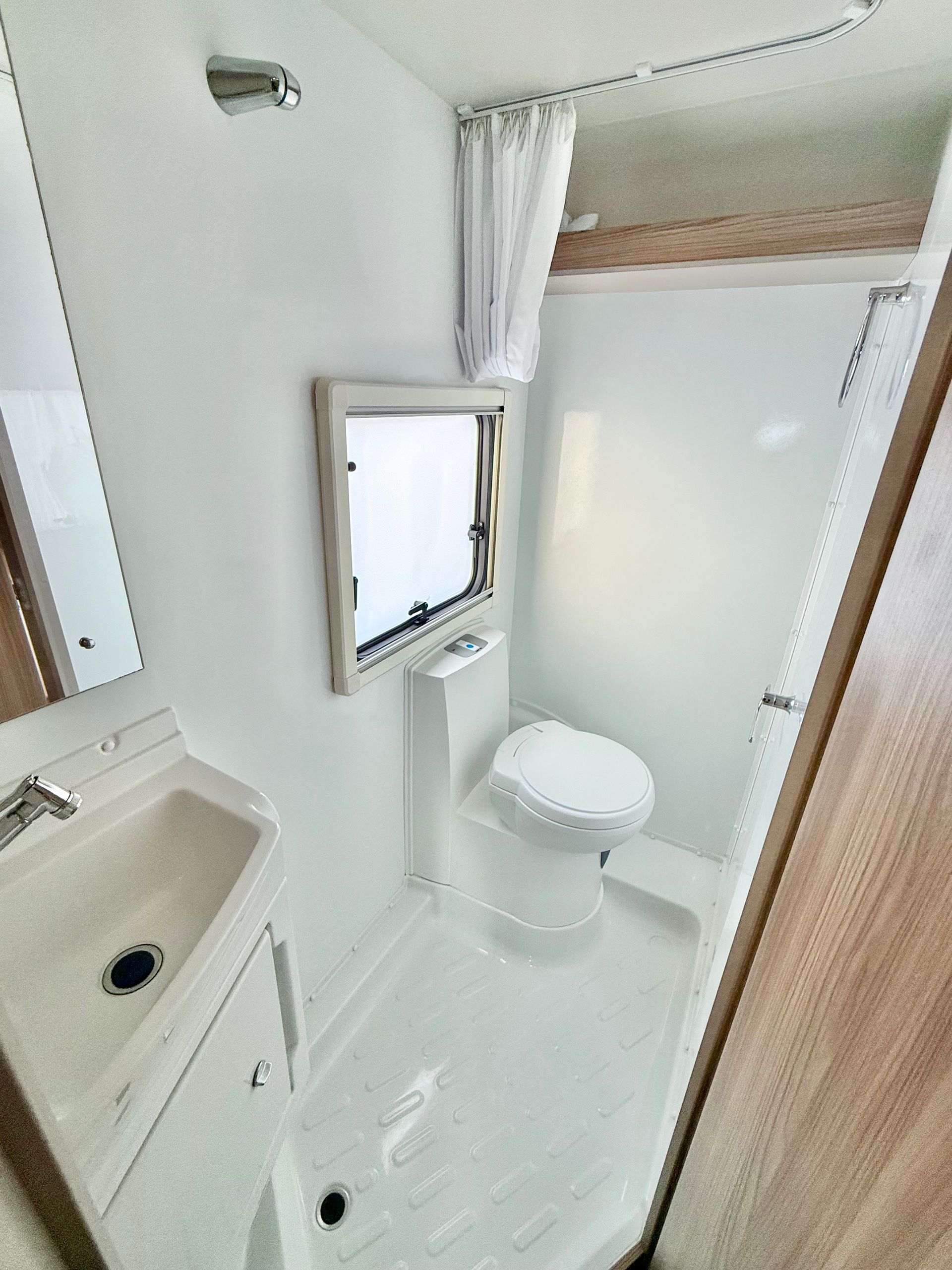 2023 fiat swift edge 464 4 berth motorhome with automatic gearbox for sale used second-hand with washroom including thetford toilet, hand basin and shower