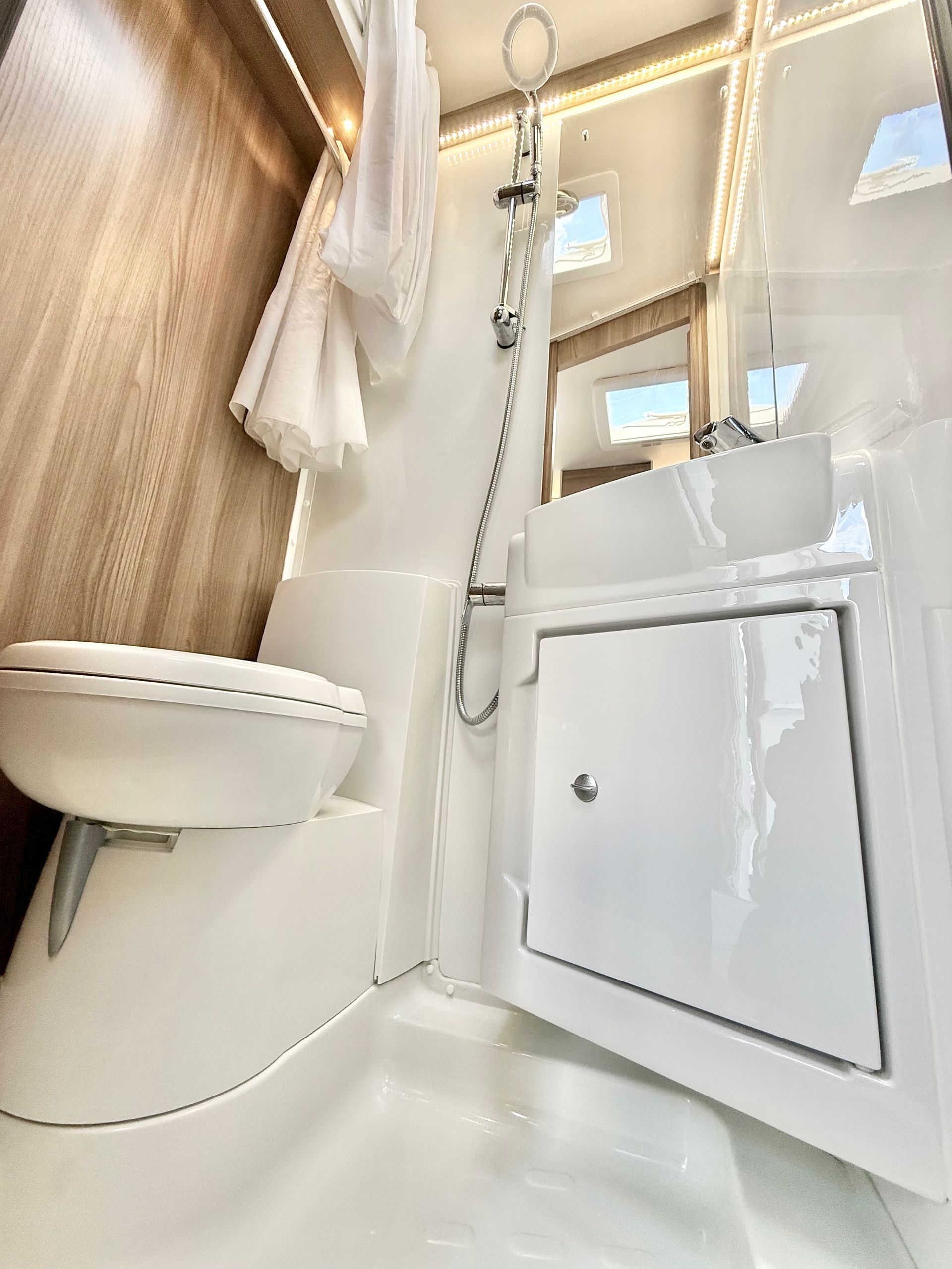 Fiat Ducato Swift Escape 684 - 4 Berth Motorhome For Sale - Automatic Transmission, onboard washroom, WC, toilet, shower, vanity unit, wetroom,