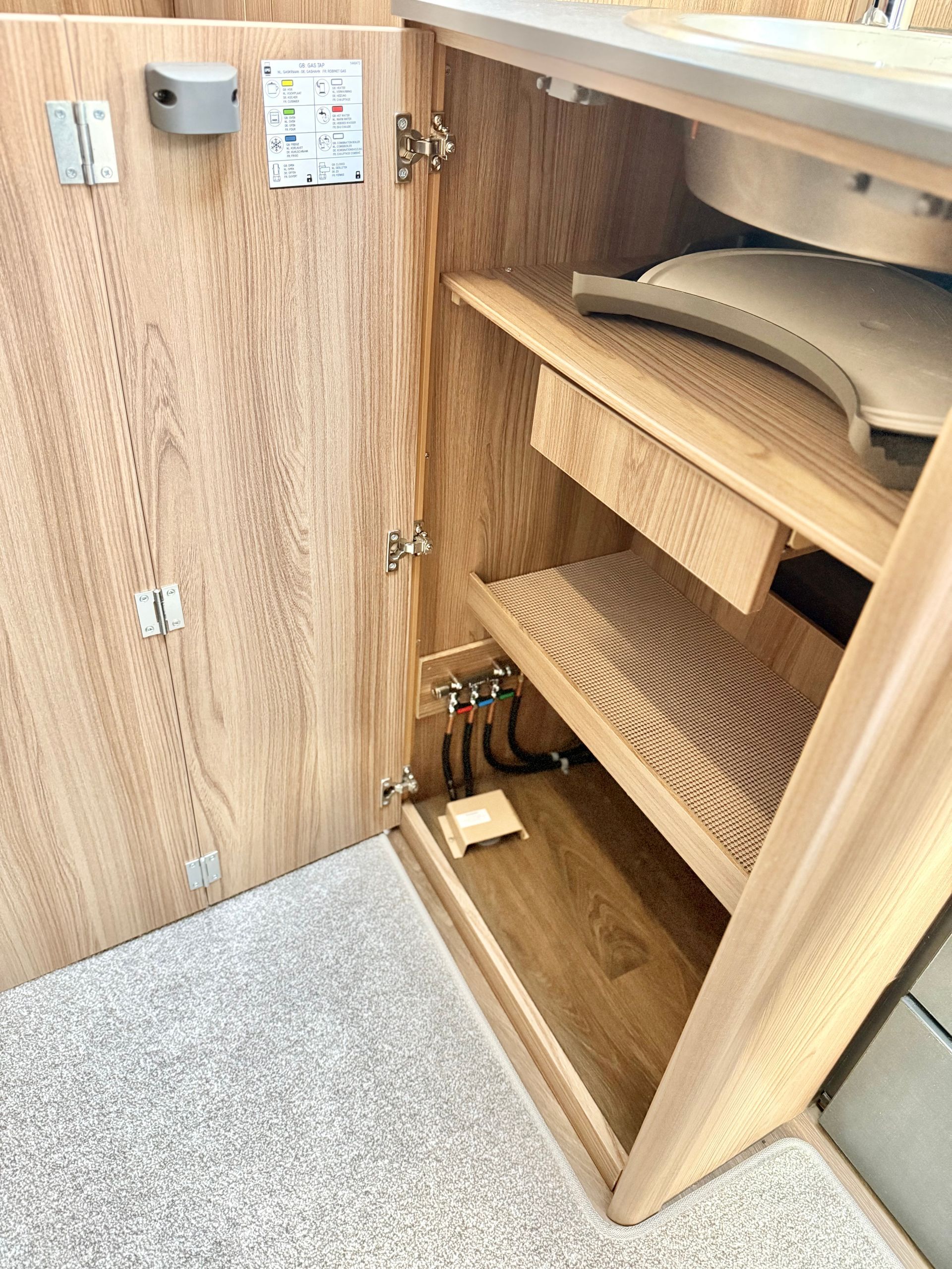 Fiat Ducato Swift Escape 684 - 4 Berth Motorhome For Sale - Automatic Transmission, onboard kitchen with hob, oven, grill, microwave, beautiful kitchen area