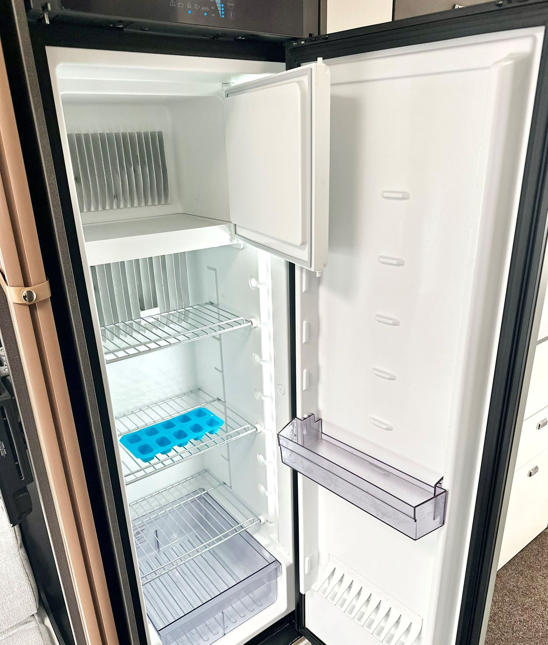 voyager 475 fridge