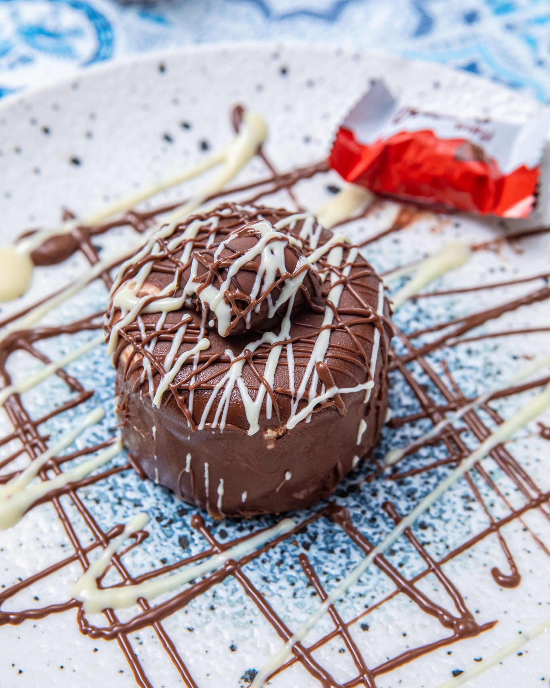 Torta con rose di pasta di zucchero