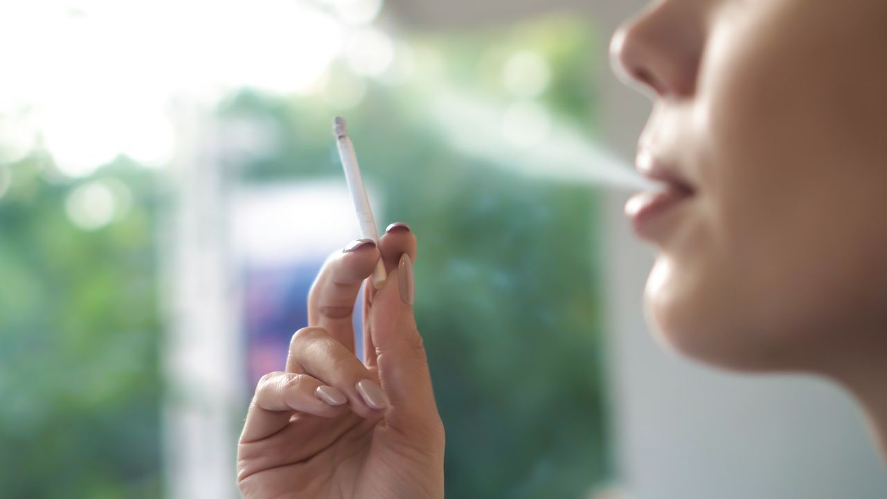 Woman smoking a cigarrete