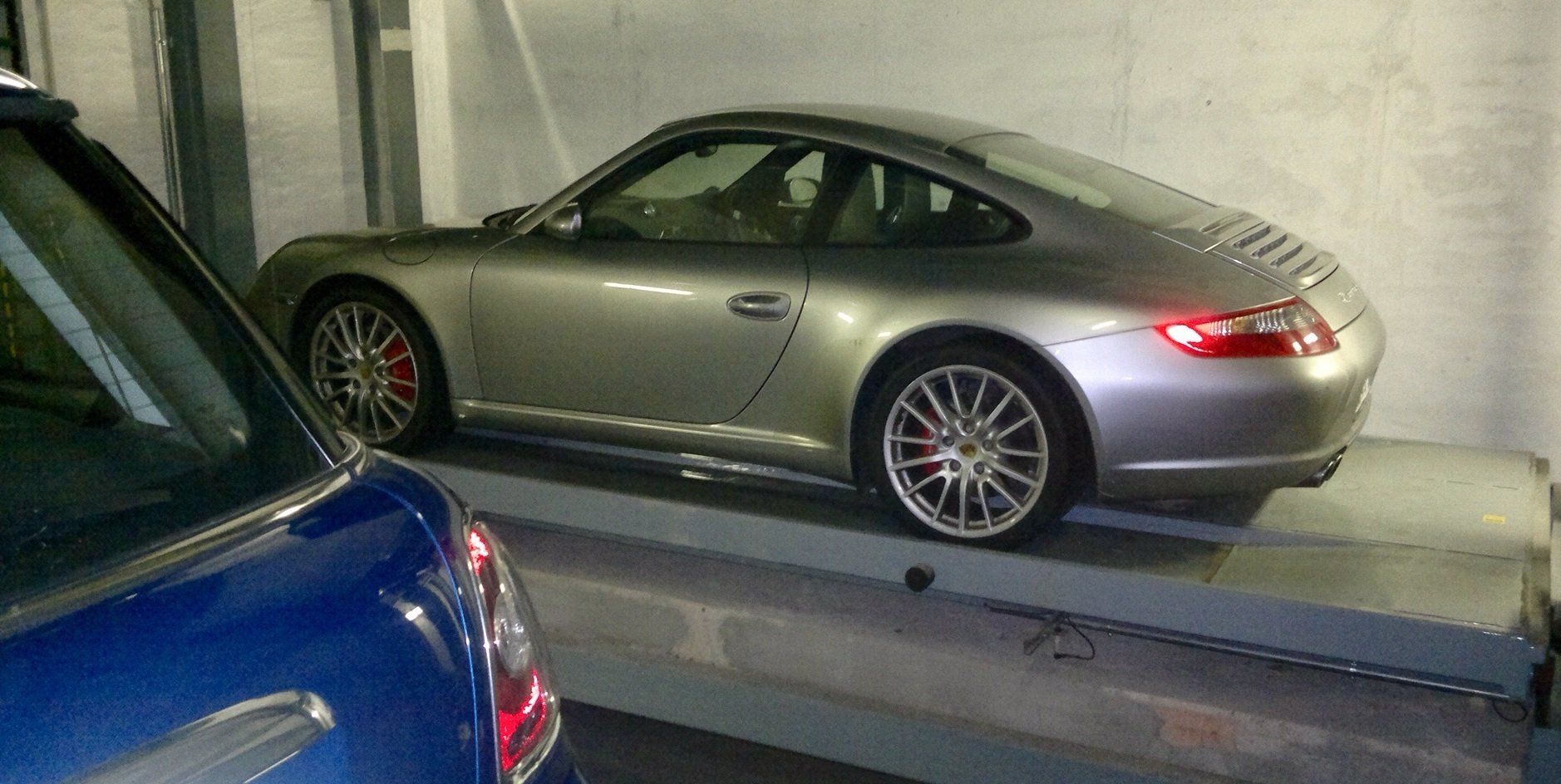 automobile in parcheggio automatico