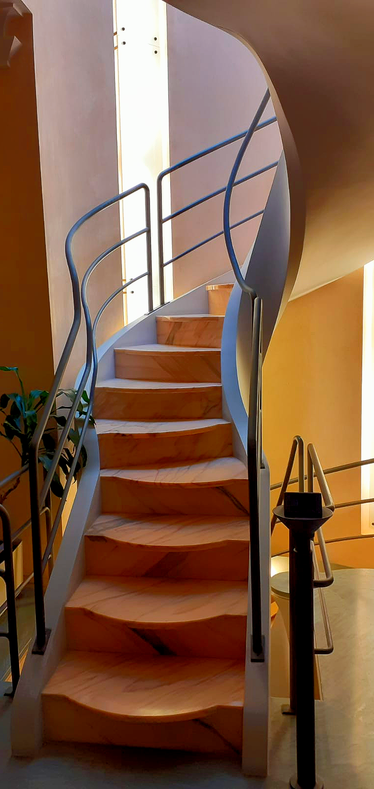 scalinata con ringhiera in ferro battuto