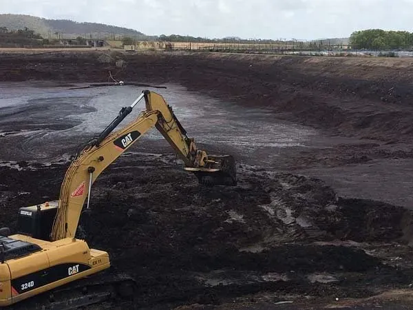 Excavator Digging at Dunder Dam | Woree, Queensland | Cheshire Contractors