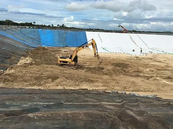 Excavator at Dunder Dam | Woree, Queensland | Cheshire Contractors