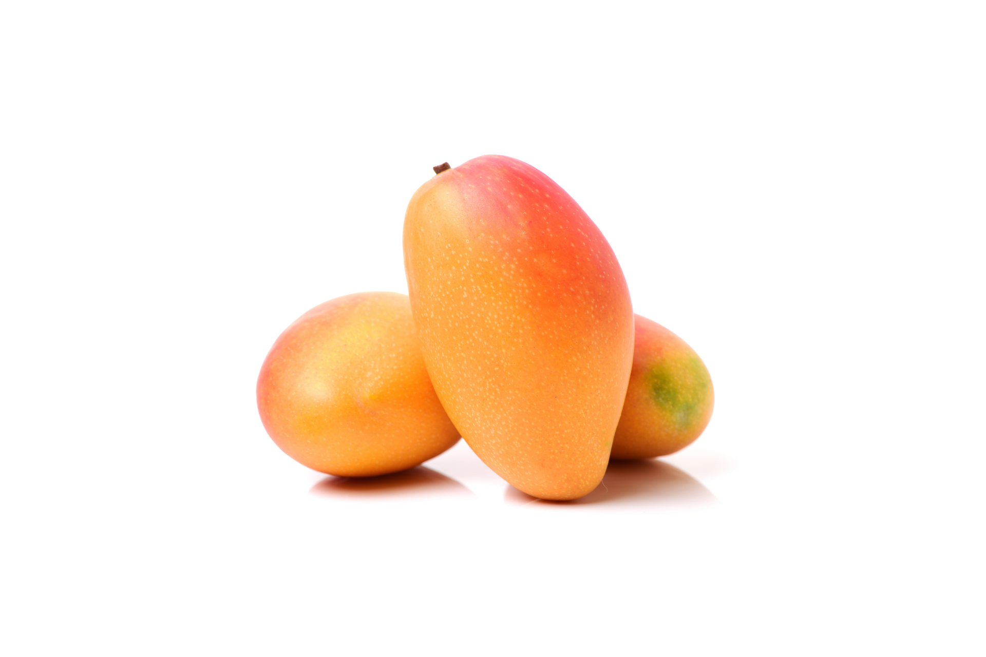 Whole Alphonso mangoes displayed for premium fruit supply