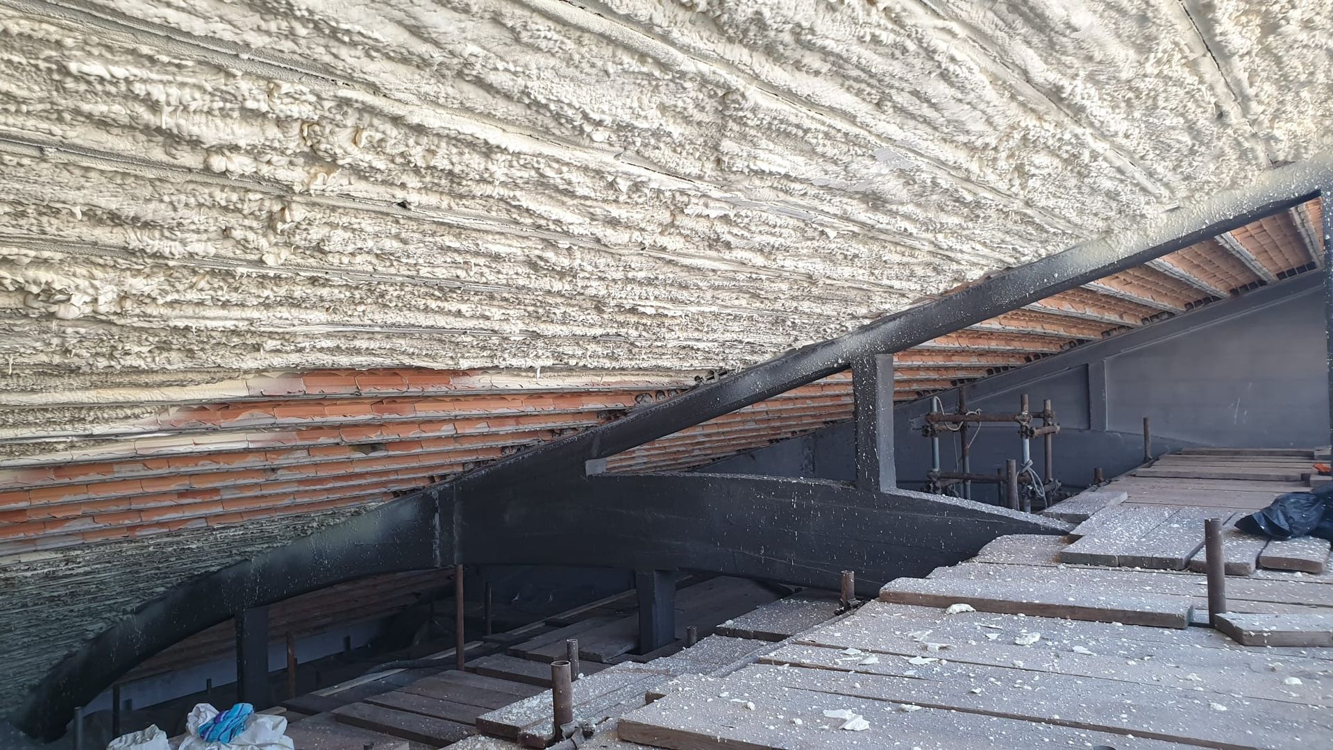 Isolamento termico in Poliuretano Espanso a Spruzzo di pareti interne, pavimenti, solai, sottotetti