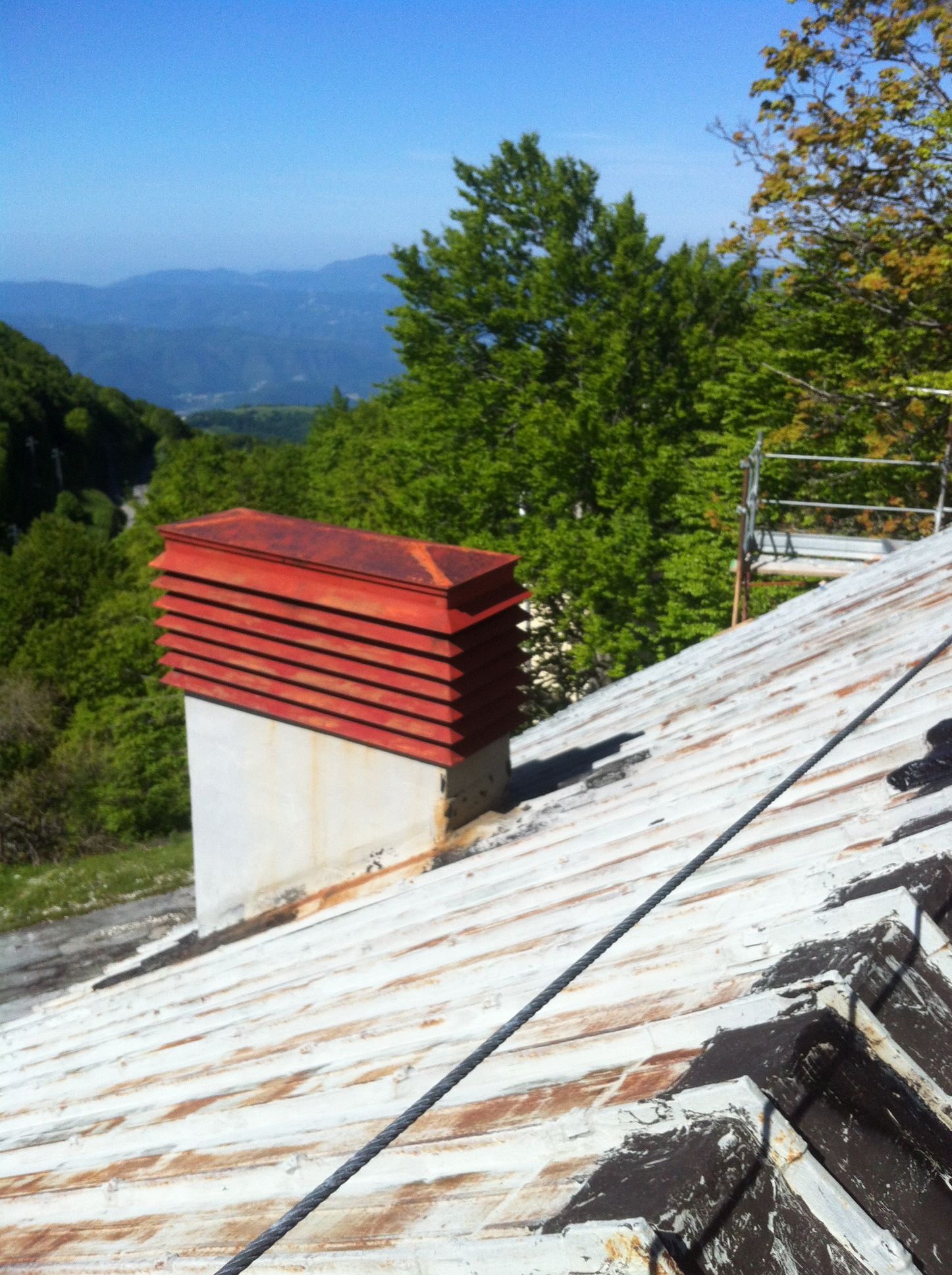 Poliurea ibrida per impermeabilizzazione copertura in lamiera 